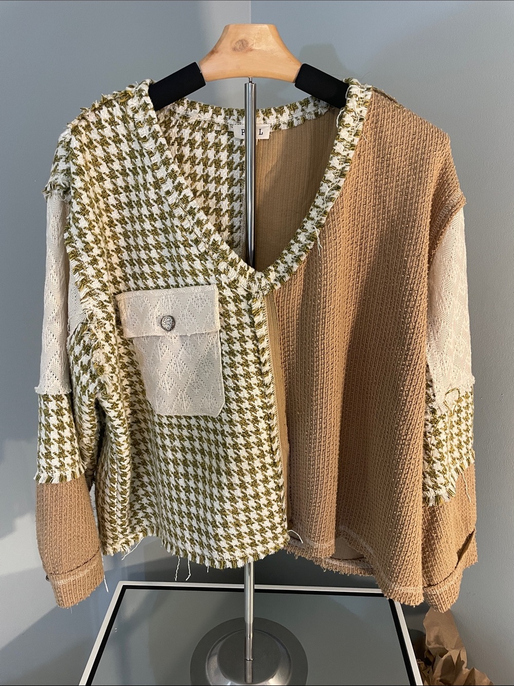 POL Two-Tone V-Neck Sweater in Olive & Beige color block mixed media EUC medium